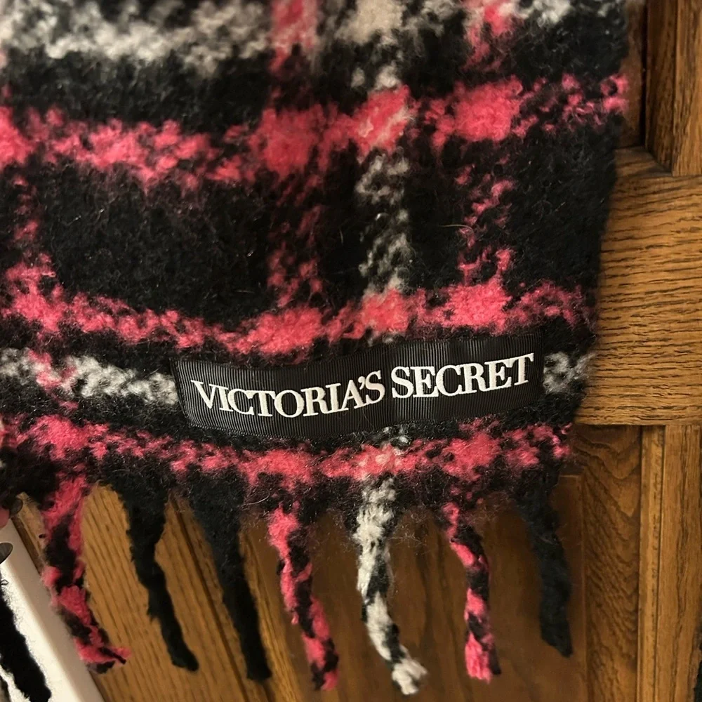 Victoria’s Secret Knit Plaid Fringe Black and Pink Longe Wide Scarf - Picture 3 of 3